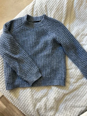 Blå stickad tröja - Stickad tröja från Laget 157, väldigt varm och mysig. Är i storlek XS men passar även i S.