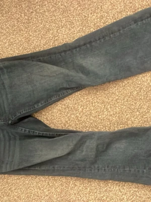 Mörkblå jeans från Gina Tricot - Snygga mörkblå jeans från Gina Tricot i storlek 164. low waist bootcut jeans. Nästan aldrig använda 