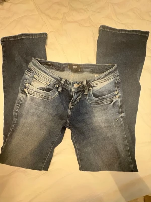 Blå jeans från LTB  - Säljer dessa mörkblåa jeans från LTB, aldrig använda endast testade!! Köpta för 800 och aldrig använda därför halva priset. Kontakta för fler bilder eller funderingar ❤️🥹