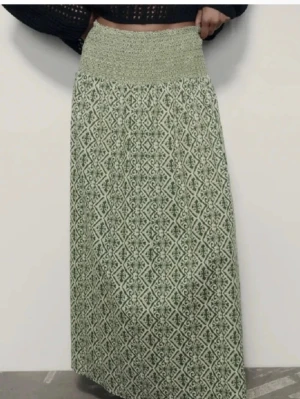 Långkjol Zara - Långkjol i grönt och vitt med ett snyggt grafiskt mönster och bred smock i midjan. Från Zara i storlek S
