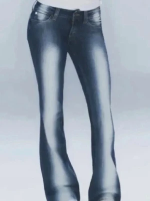 Lågmidjade cheap monday jeans - Snygga blå lågmidjade cheap monday bootcut jeans! Nästan aldrig använda, skriv för mer exakta mått💘