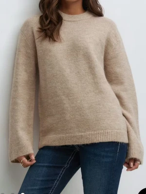Beige stickad tröja  - Mysig beige stickad tröja med rund hals och långa ärmar. Från Gina aldrig använt!