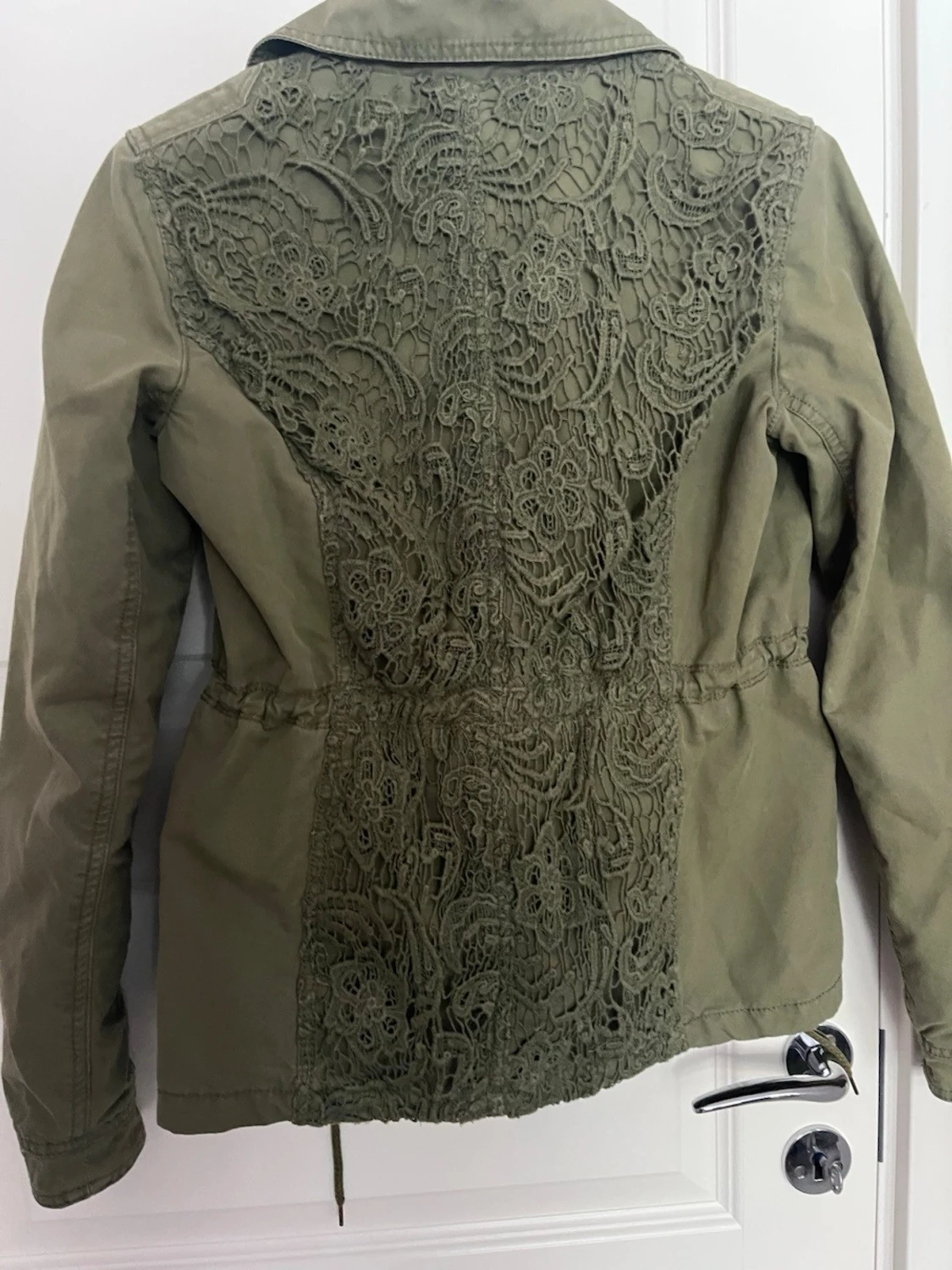 Olivgrön jacka med spetsdetaljer