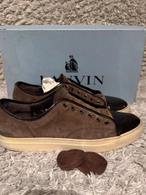 Lanvin skor - | Skick: 6/10 | Färg: Brun, Beige, Vit | Vad inkluderas: Enbart skorna | Nypris: 5 200kr |