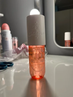 Sol de Janeiro Brazilian Crush 40 - Sol de janeiro parfym/bodymist i doften 40. Den är knappt använd se hur mycket de är kvar på bilden.