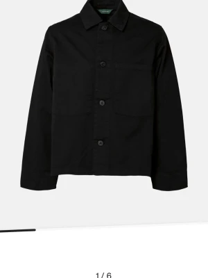 Svart overshirt från Annarr - Ordinarie pris 3000 kronor. Finns i storlekar S och L men kan komma in annan storlek så skriv till mig. 