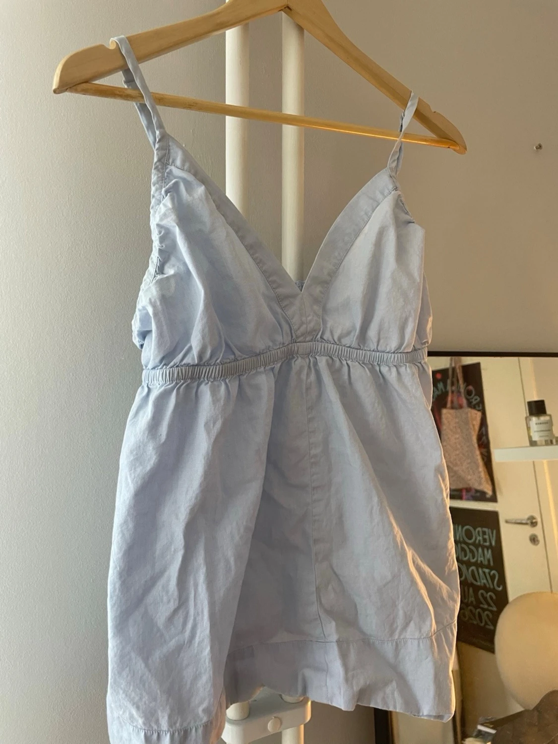 Ljusblå linnetopp med smala axelband