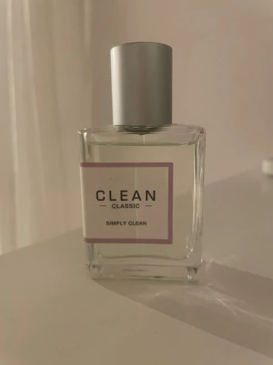 CLEAN Classic Simply Clean parfym - Fräsch parfym från CLEAN Classic i doften Simply Clean. Endast testad, 30ml.