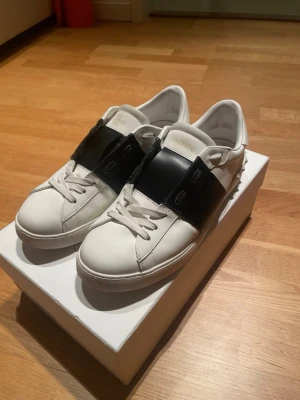 Valentino open - Säljer dessa riktigt schyssta valentino open i färgen svart. Skorna är i storlek 42 och hyfsat skick då de har använts då och då. Låda ingår vid köp av skorna. Hör gärna av dig för mer frågor o bilder.