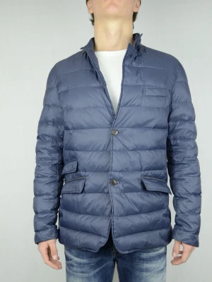 Massimo Dutti dunjacka  - MASSIMO DUTTI DUNJACKA Storlek : XL Passform : Normal Användning: Jackan är i ett väldigt fint skick, innervästen som finns man kan sätta på som finns med från början saknas Nypris : Cirka 1500SEK Modellen på bilen är 182CM och väger 78KG