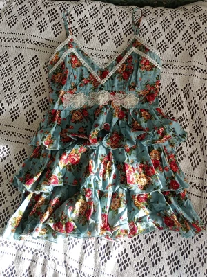 Detaljerad babydolltopp - Otroligt vacker topp med mängder av detaljer; blommor, spets, volanger. Verkligen välgjord. Den är tyvärr för liten för mig. Står 14, skulle säga runt S🩷