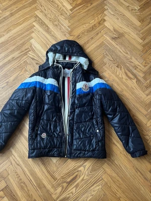 Moncler Jacka - Säljer en gammal moncler jacka som inte varit använd på länge. Det står att den är xxl storlek men sitter som M/L och är en unisex modell. Jackan är i bra skick med saknar dragkedja. Personligen har jag svårt att avgöra om den är äkt@ därav priset.