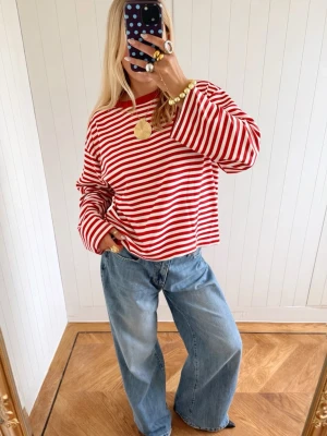 Rödvit randig långärmad topp - Rödvit randig topp ❤️ Så snygg och perfekt oversized fit ✨ Mycket bra skick!