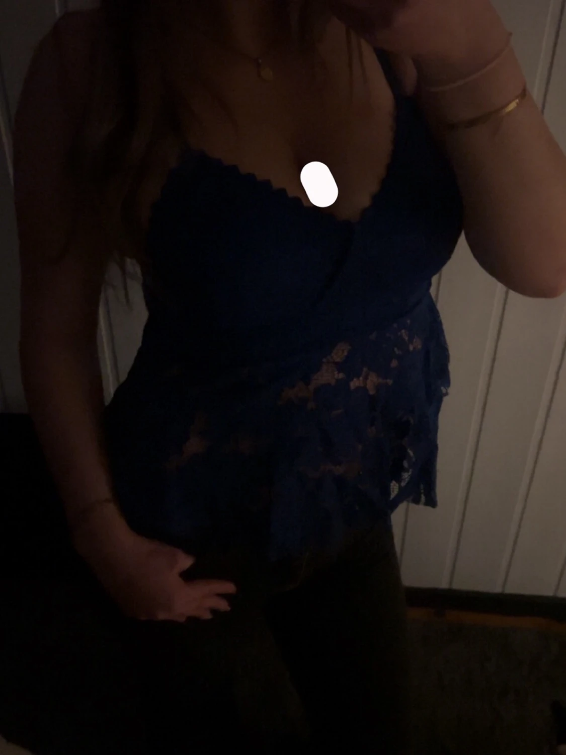 Blå spetsblus med smala axelband - 4