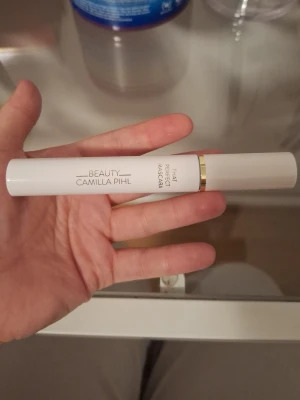 Camilla Pihl That Perfect Mascara - Snygg mascara från Camilla Pihl. Perfekt för dig som vill ha definierade och fylliga fransar. Lätt att applicera och smidig att ha med i väskan. Oöppnad 