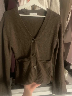 Brun kofta med knappar från Gina tricot - Slutsåld på hemsidan. Materialet är merinoull så den är jätteskön, inte alls sticksig och har bra kvalitet! Har använt den ca 3 gånger och nypris är 899kr!💞skriv vid funderingar☺️