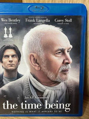 Blu-ray The Time Being - Säljer filmen The Time Being på Blu-ray med Wes Bentley, Frank Langella och Corey Stoll i huvudrollerna. Omslaget är blått och fodralet är av plast. Filmen är på engelska och har svensk text. Perfekt för dig som gillar drama och mystik.