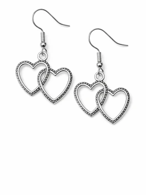 Silverfärgade hjärtörhängen i stål - Snygga örhängen i silverfärgat rostfritt stål med dubbla hjärtan som hänger. Hjärtana har små detaljer längs kanterna som ger en cool touch. Perfekta för dig som gillar statement-smycken och vill ha något unikt till din stil.