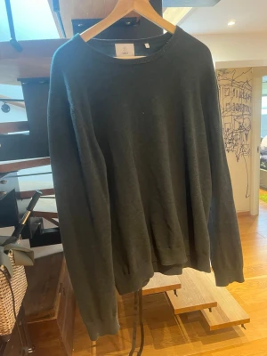 Mörkgrön stickat tröja - Från bläck, fint skick! Jag är 186 och tröjan är L och den passar bra för mig! Inte använt frekvent