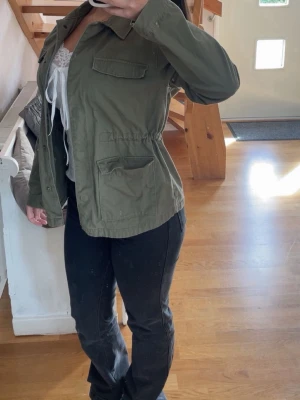 Olivgrön jacka - Jacka från Kappahl, i storlek 158, men passar som en XS. 