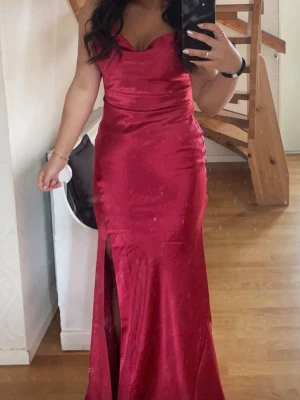 Röd långklänning med slits - Säljer en elegant röd långklänning perfekt inför balen. Från Zalando i storlek 36 och endast använd 1 gång. 