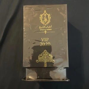  Atyab Al-Sheikh - Arabisk Parfym köpt i Dubai i för 2 månader sen, luktar jätte gott med oud, säljer då jag köpte 2 flaskor och man behöver väldigt lite då doften håller länge