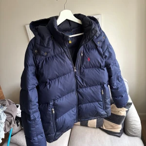 Ralph lauren dunjacka  - Säljer denna feta Ralph lauren dunjackan i väldigt bra skick inga defekter!⭐️Storlek = 18-20 / passar S och dig mellan 170-185!🙌Modellen e 173🤝Hör gärna av er om ni har funderingar!👍