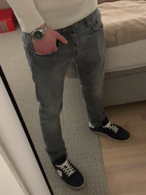 Dondup george jeans - Tja! Säljer dessa väldigt populära slim fit Dondup jeans! | Modell~George | W30 | Jag på bilden är 183 | Hör av er vid minsta lilla fundering🙌