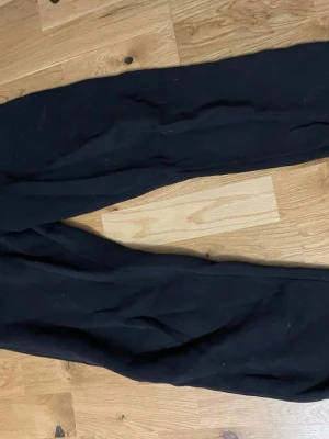 Svarta mjukisbyxor från H&M - Ett par klassiska svarta mjukisbyxor från H&M med resår i midjan. Perfekta för chill dagar hemma eller när du vill ha det extra bekvämt. Tillverkade i mjukt material som känns skönt mot huden.
