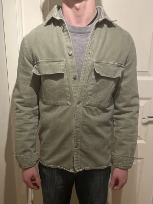 Zara Overshirt  - Säljer en skön overshirt! | Mycket fint skick utan defekter! | Storlek S. | Ställ gärna frågor innan du köper!