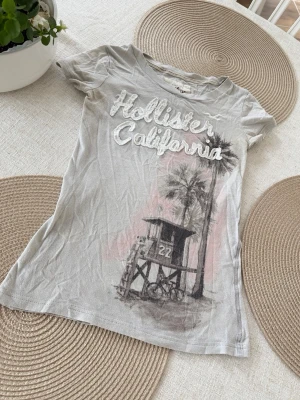 Hollister vintage t-shirt  - Storlek XS, kan kännas som en XXS. Observera, tröjan är väldigt gammal. Skickas inom 24h. Se liknande plagg i min profil! 