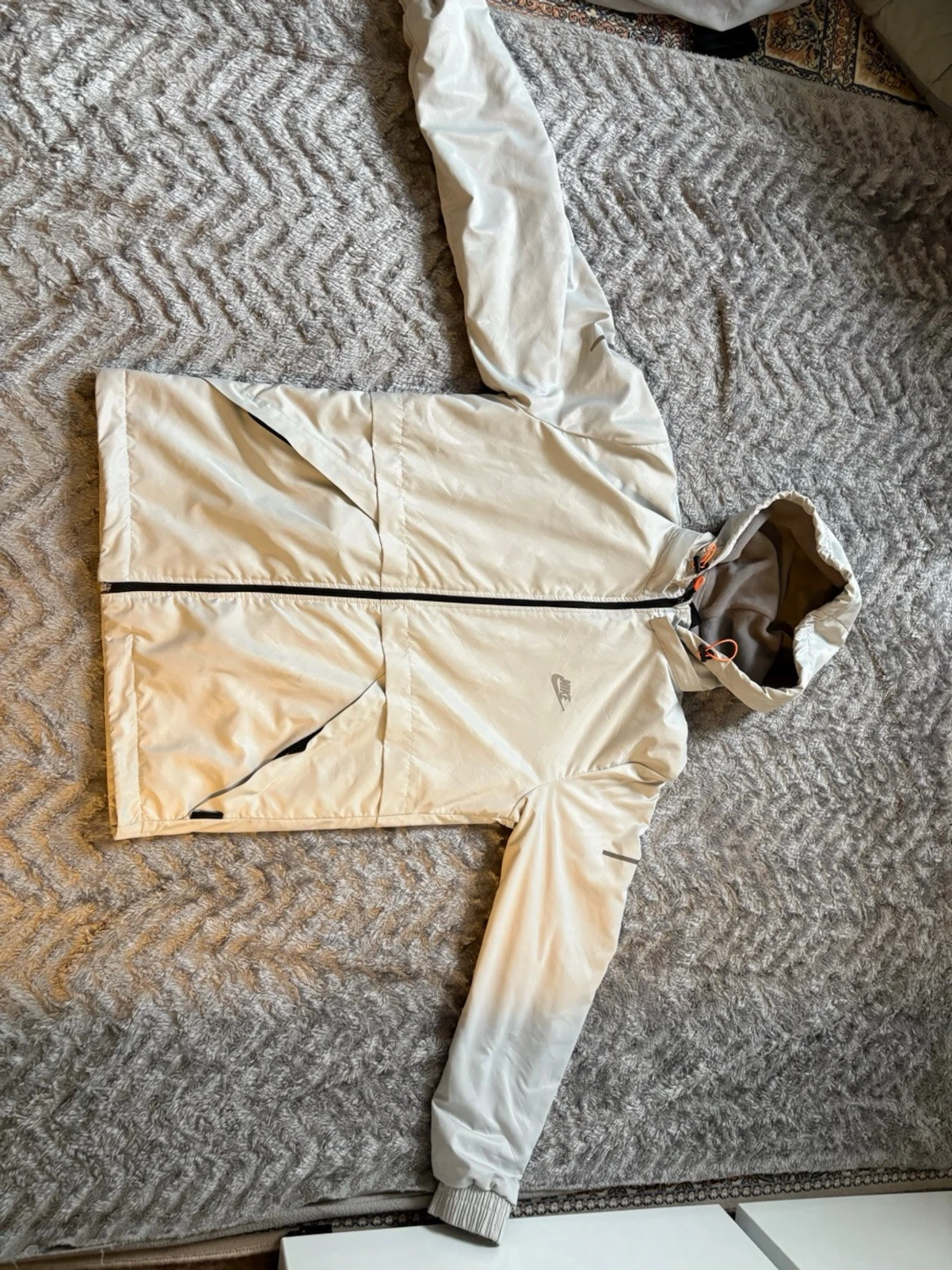 Beige vindjacka med huva