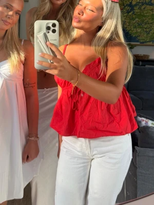 Röd topp från Gina  - Supersöt topp från Gina tricot, i storlek m men passar en XS-S