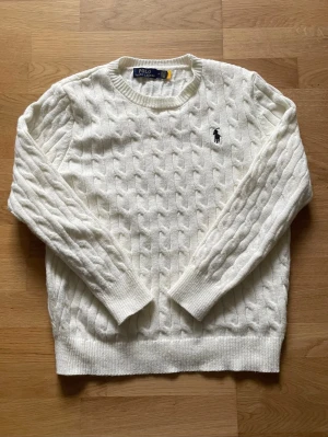 Vit Ralph lauren tröja  - Snygg vit ralph lauren tröja som passar till allt tröja i  🌟Storlek S! Obs det står storlek M men är liten i storlek, därför passar den bättre som storlek S  🌟Inga defekter!  🌟Priset kan såklart diskuteras✅