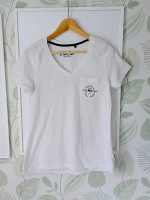 Tshirt Polo Club Storlek M - Jätteskön elastiskt tshirt i 100% bomull. - Passar nog även L med mindre byst . - Lite längre modell och lite bredare nedtill. - Oanvänd. - Jag kan ha missat någon miniskavank men jag har försökt att granska så gott det går