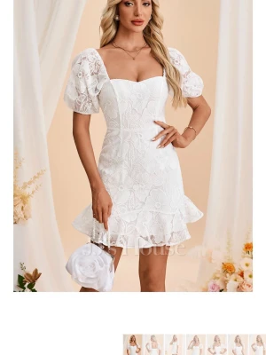 Studentklänning (spetsklänning med puffärm) - Jag säljer min studentklänning, som tyvärr var lite för stor på mig. Helt ny och bara testat en gång. Klänningen har ett blommigt spetsmönster, markerad midja och fyrkantig ringning. Jag skulle säga att den passar S/M. Originalpris var 652kr och pågrund av att den är så ny, säljer jag för 589kr! 