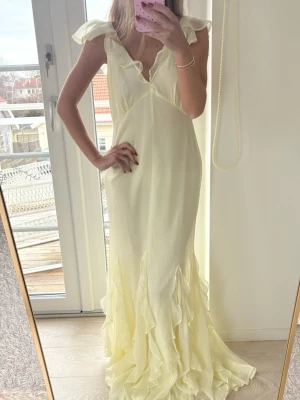 Ljusgul långklänning från ASOS - Fin balklänning från asos!! Aldrig använd och prislappen är kvar💛💛Skriv gärna för fler bilder eller frågor