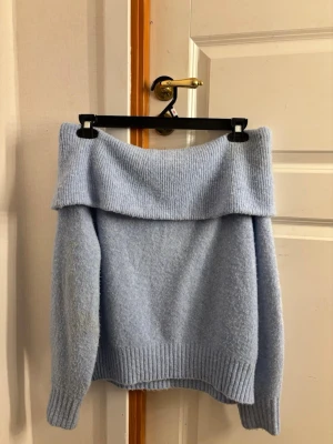 Ljusblå off shoulder stickad tröja - Trendig ljusblå stickad tröja med off shoulder-design. Använd en gång, från H&M i storlek XS