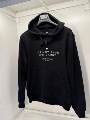 Skruf Hoodie - Hoodie från snusmärket skruf. Bra skick. Storlek M