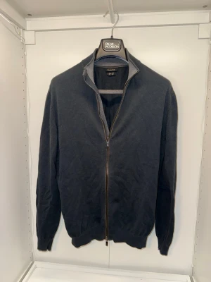 Massimo dutti tröja - Nice zipup tröja från Massimo dutti. Storlek S