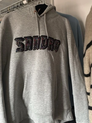 Grå sandro hoodie  - Snygg Sandro hoodie i mycket bra skick 