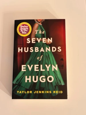 The seven husbands of Evelyn Hugo, booktok, böcker - Väldigt bra skick. Måste själv betala för leverans. Möts ej upp. Köptes för 249 kr från Akademibokhandeln