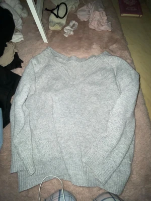 Ljusgrå stickad V-ringad tröja - andvönd ett få tal gånger okej skick  dm mig om du vill se hur den sitter på