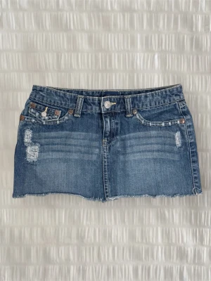 ultra low waist mini skirt  - vintage minikjol i nyskick med fina fickor och detaljer, midja rakt över 38, längd 29, bredd längst ner ~ 49 cm 🎀skickar inte med bring för närvarande 