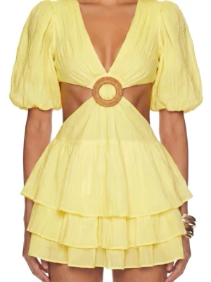 Gul klänning med cut-out - Supersöt gul kortklänning med puffärmar, djup v-ringning och cut-out i midjan. Klänningen har en fin detalj med rund ring i mitten och flera lager volanger i kjolen. Perfekt för sommarens alla tillfällen!