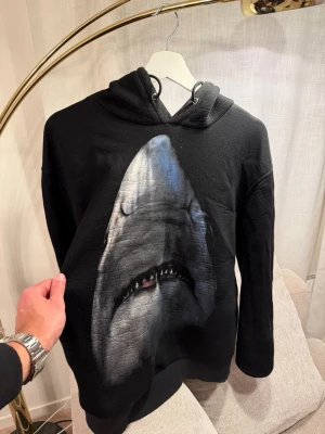 GIVENCHY HOODIE - STORLEK L, BOXY FIT RRP 14000kr