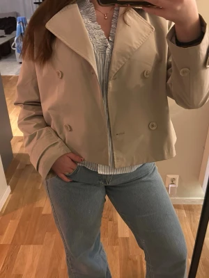 Trenchcoat - Säljer min jätte fina trenchcoat då den inte längre används, slutsåld modell i storlek S. 🌸I bra skick och inga defekter förut lite svaga smink fläckar i kragen men sysn inte när man har på sig den