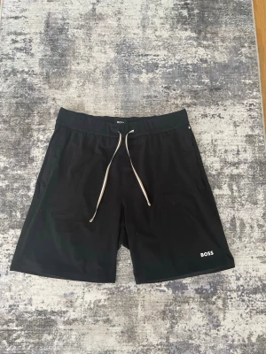 BOSS Shorts - Säljer dessa Svarta BOSS Shorts, använda väldigt få gånger , priset kan diskuteras