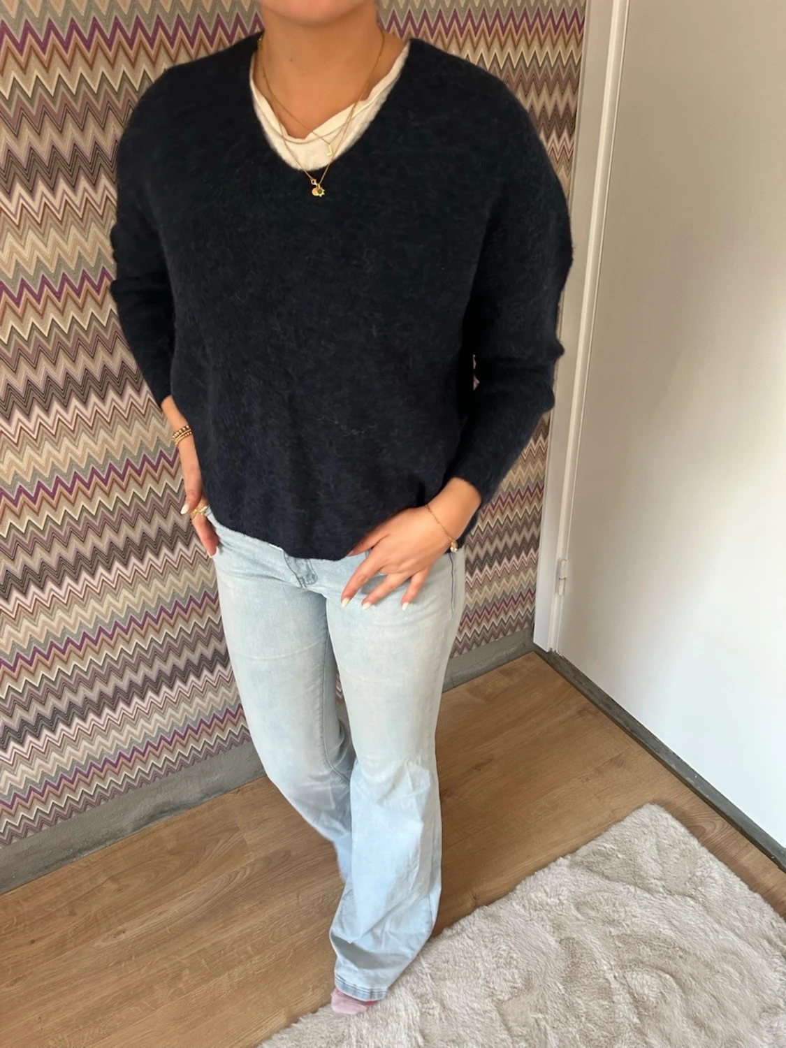 Mörkblå fluffig V-ringad tröja från mos mosh - 1