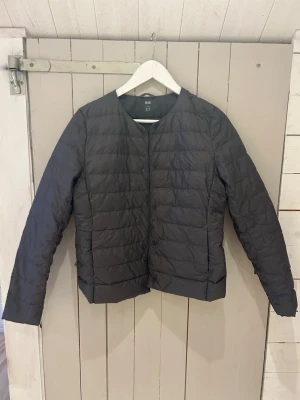 Grå jacka från Uniqlo - Fin mörkgrå tunn jacka från uniqlo i storlek s ❣️